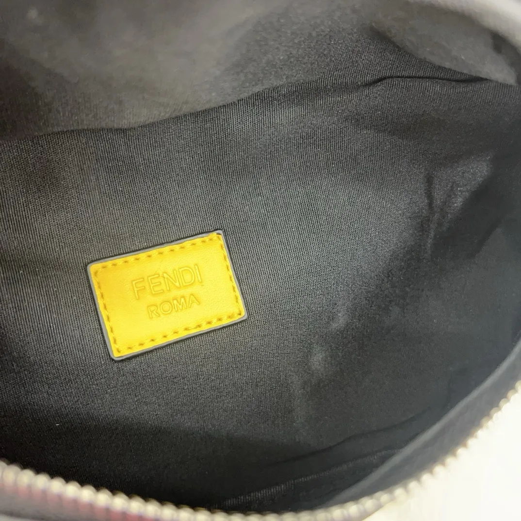 P105 Fendi 芬迪 印花腰包 斜挎胸包 经典百搭 实物拍摄 配送防尘袋 礼盒 30 x 17 cm。