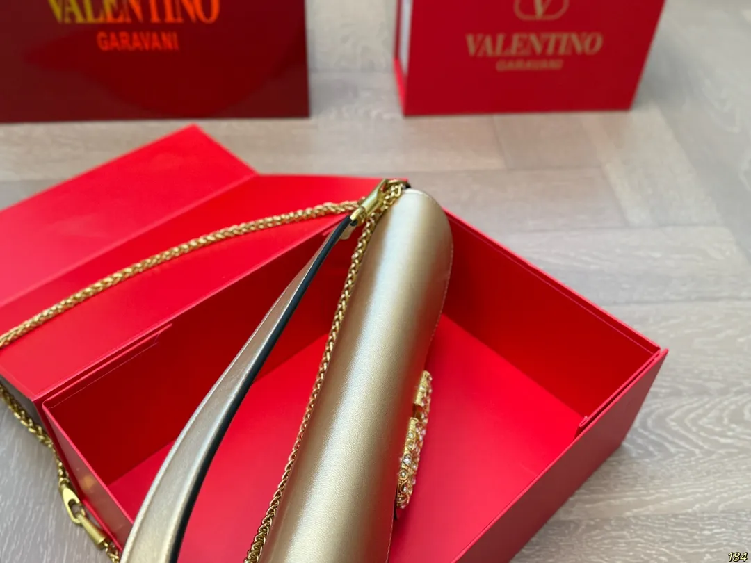 大号&yen;155折叠盒 华伦天奴 Valentino Loco单肩包 高级感溢出来啦 这颜值上身很百搭的呦 怎么背都没压力 哪个女孩子能拒绝得了这么好看的美包啦 尺寸：大号28 13