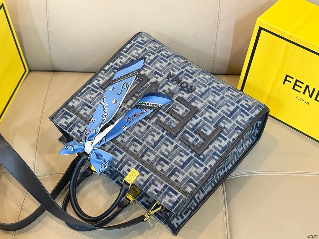 &yen;175/&yen;170，小号配折叠盒 芬迪 fendi托特包 颜值 容量都非常的可 又潮又酷 潮酷时尚女孩必入款 适合日常 通勤 出街 尺寸35 31/25 23