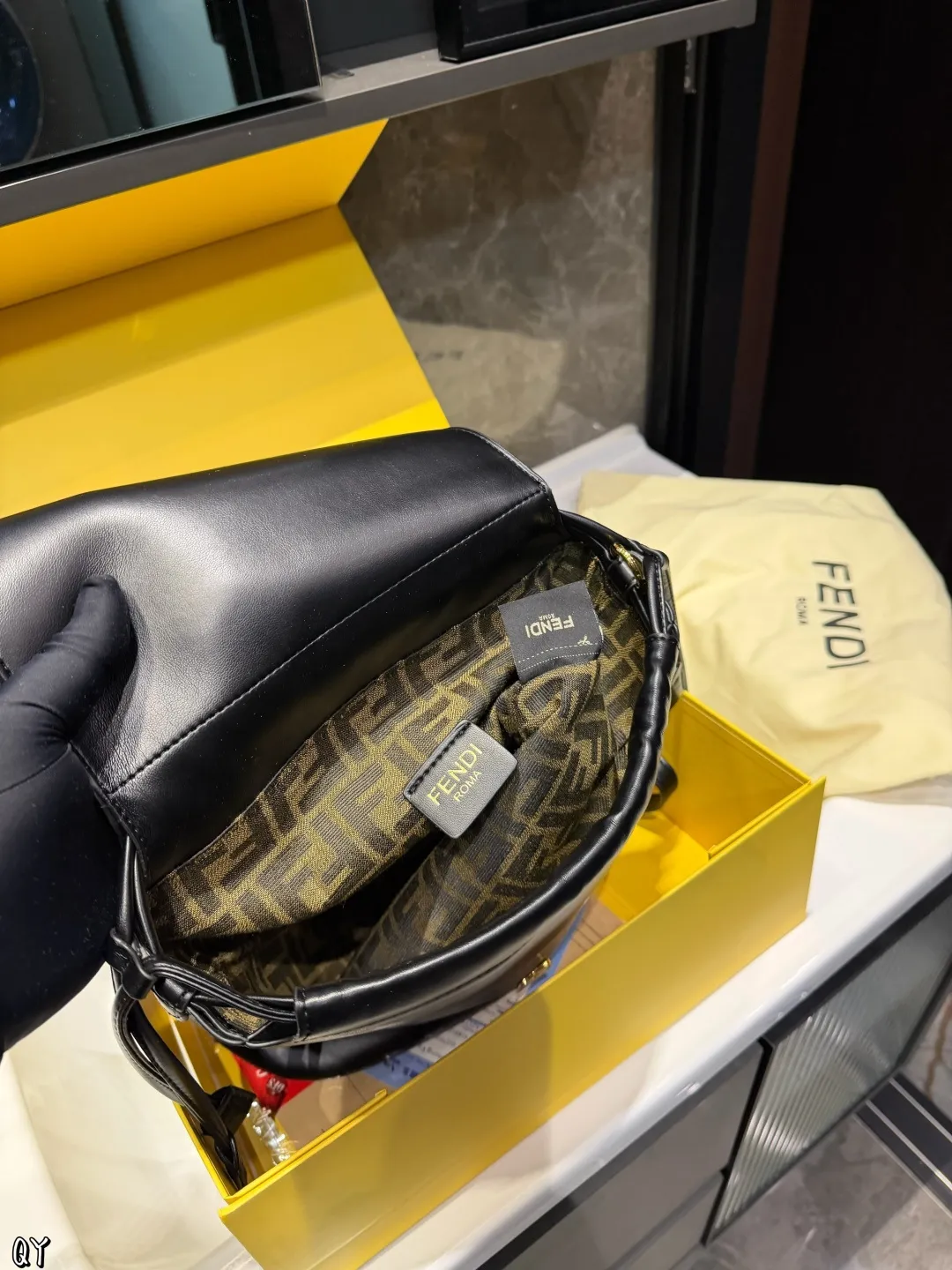 ❤️p175（折叠礼盒）❤️ Fendi老花双肩包 经典复古又时髦一眼沦陷容量超级能装 通勤出游都合适不管是搭配大衣还是休闲装都能轻松打造时髦造型 尺寸24&times;24