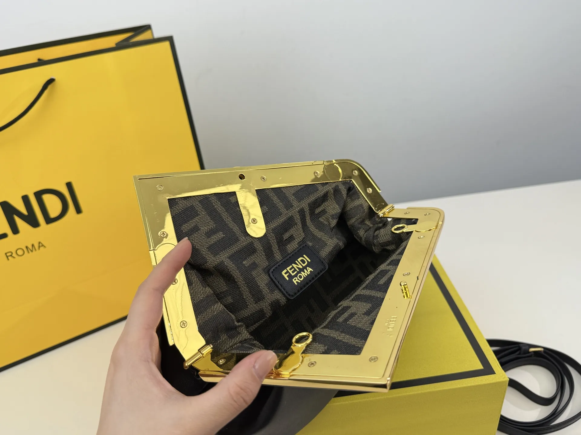 （折叠盒⚠️）p170 First 芬迪的包包越来越好看了，特别是这款，爱不释手！设计颠覆了以往的包包，新款Fendi First的轮廓融入了Fendi首字母F的造型，很特别，简直处处精彩，通勤，晚宴什么都能搭，优雅中带着一丝酷飒，太喜欢！尺寸：22.18