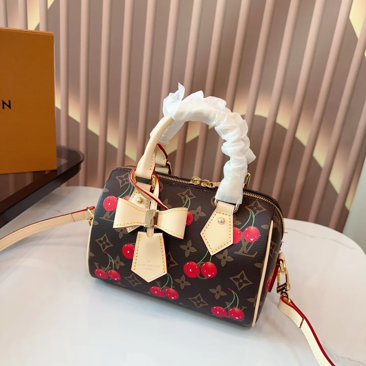 p135 配礼盒🎁. LV Speedy20枕头包 新款speedy20，宝藏尺寸，因为20的尺寸不大也不小，容量也特别 对于嫌弃speedy25太大，nano16cm 又太小的姐妹们，20的尺寸刚刚好哦。 Speedy 系列一直是专柜最热、 最难抢的款, speedy20除了尺寸改动外，最大的改变就是把以往的植鞣革肩带换成了比较宽一点的帆布刺绣logo肩带，而且是可调整肩带，肩带的款式挺现代的，给人的感觉就是非常的年轻活泼，配上这个包，整体的风格就很休闲。尺寸20*11*14cm bz