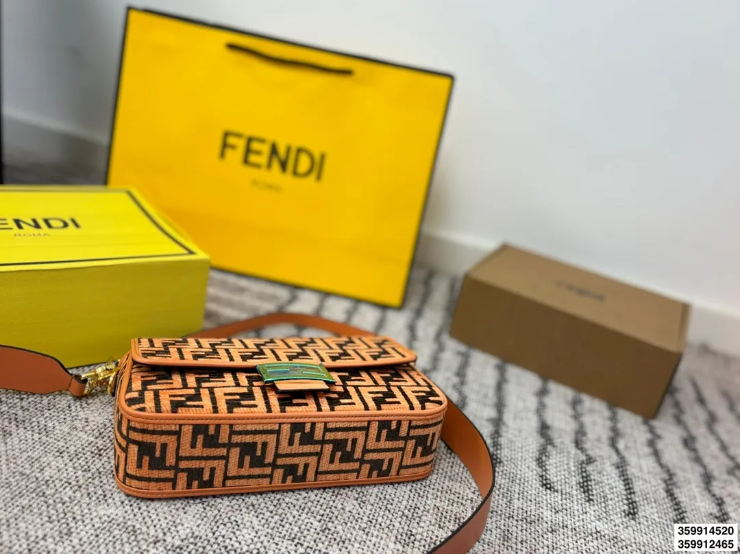 p170 p165配折叠盒 size:27.17/20.13 Fendi芬迪法棍包 (Baguette) 单肩、斜跨都不是问题, 有种慵慵懒懒的街头!!