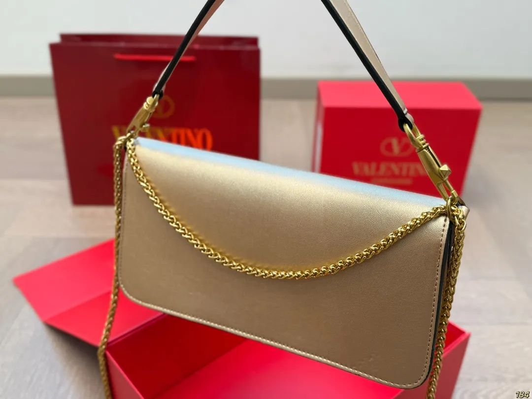 大号&yen;155折叠盒 华伦天奴 Valentino Loco单肩包 高级感溢出来啦 这颜值上身很百搭的呦 怎么背都没压力 哪个女孩子能拒绝得了这么好看的美包啦 尺寸：大号28 13