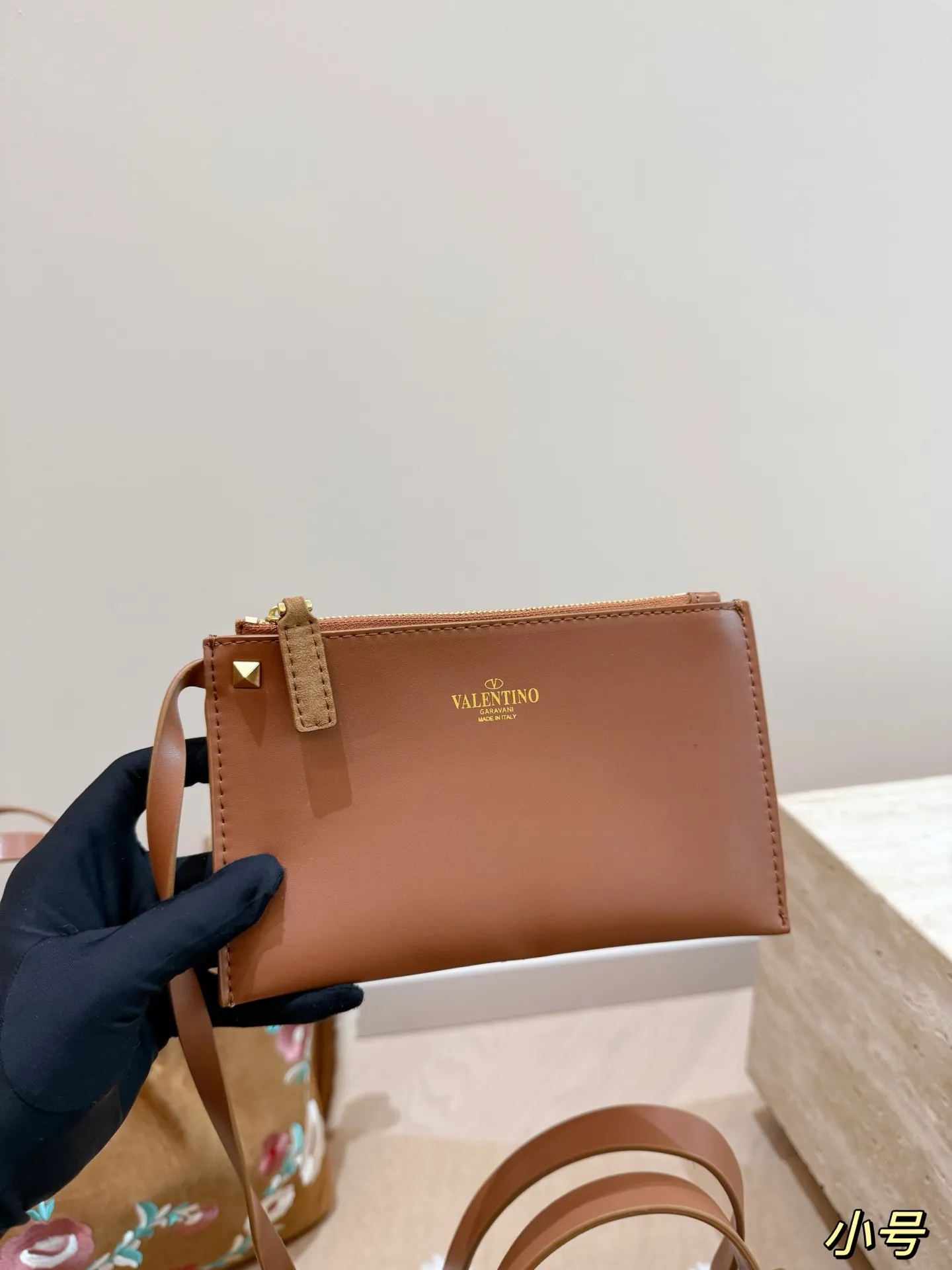 大号P240 无盒⚠️尺寸37*24 小号P235 无盒⚠️尺寸25*19 华伦天奴 Valentino麂皮羊羔毛托特包 魅力无限 释放你的时尚态度 外形独特,有很多可爱的颜色可选,简直是不可错过的时尚单品 不同于帆布包的柔软,背在身上主打一个肆意洒脱的感觉,超有质感,时尚达人超爱