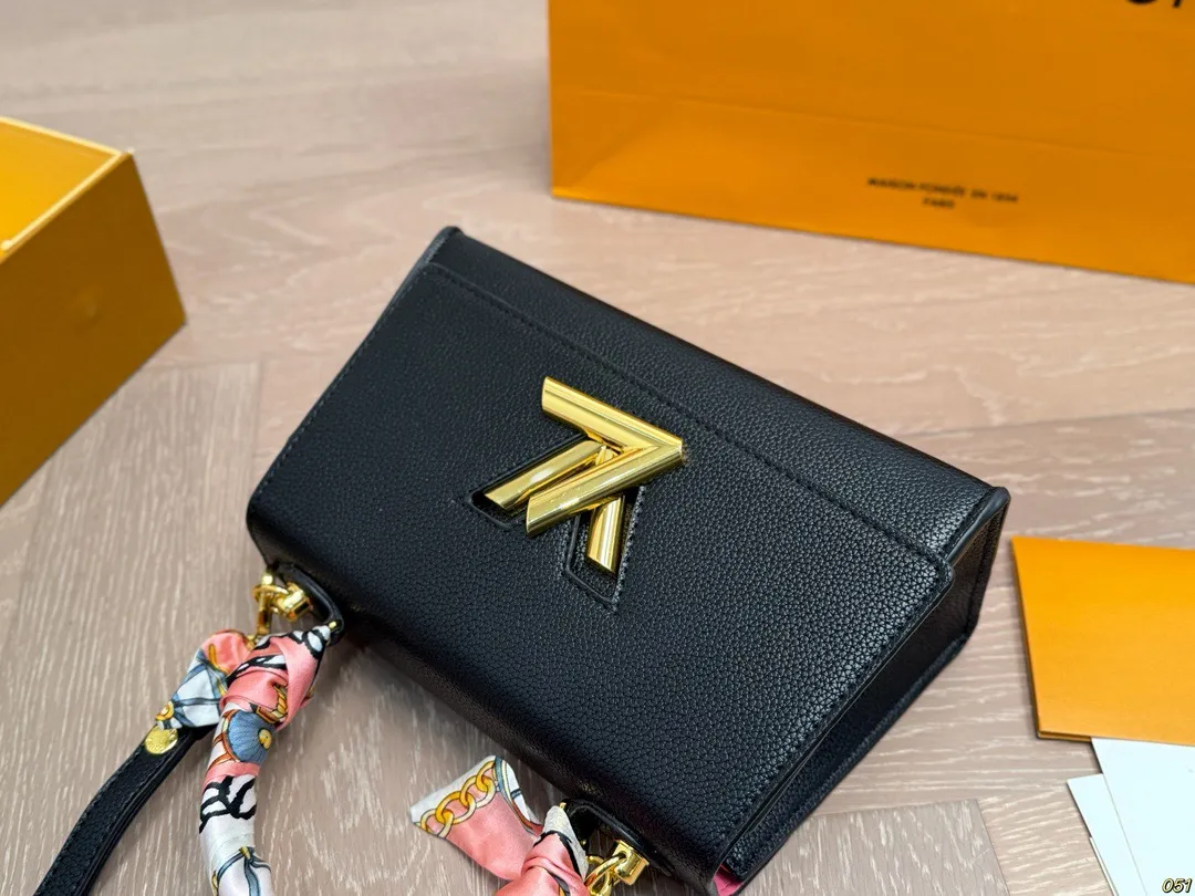 &yen;150折叠盒 LV翻盖斜挎包Twist 气场强大又百搭大气的包包 抓住夏日阳光☀️ 时髦又有活力感～ 尺寸25 16