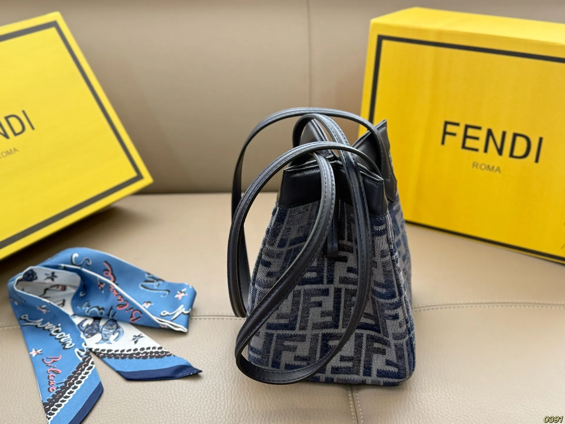 ¥180折叠盒 芬迪FENDI Origami托特包 灵感源自于折纸艺术,可随意变化包型,8个隐藏式吸磁扣保证的物品的安全性,也更加美观。 打开是一个tote 的样式,折起来是个水桶包,这也更加体现品牌的二元性,创意与实用美相结合。 尺寸:15 20