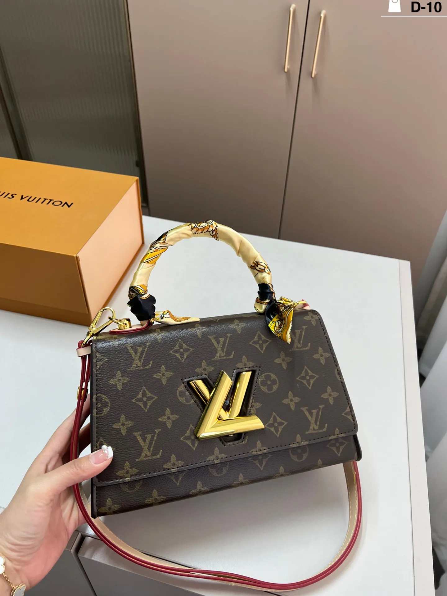 💰p150 lvTwist新款 旋转扣 气场强大实用又百搭 可以说是品牌中的经典 神仙颜值! 实物真的高级有质感 D-10尺寸25×14折叠盒