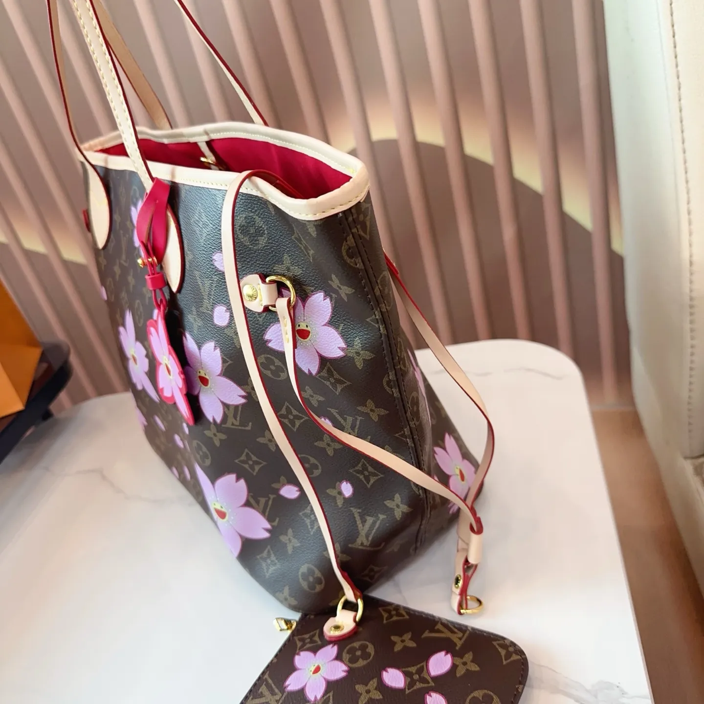 p145 lv&村上隆联名系列 neverfull超级酷太爱啦 购物袋届的天花板 被它的颜值惊艳到啦 简约大气 时髦感十足 尺寸32 29。bd