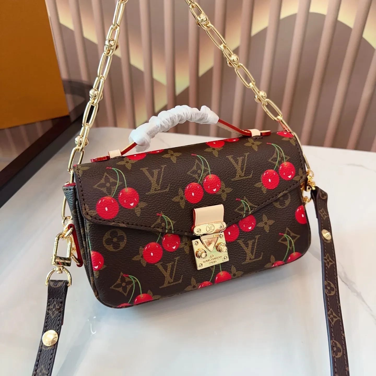 P150 折叠盒🎁 size:21*13cm LV 小邮差包 Pochette EW 村上隆联名樱桃 太爱了村上隆联名小樱桃系列最近老了~~连欧阳娜娜都在背 这款樱桃邮差包很适合夏天搭配白色包身上面樱桃点缀®色俏皮又可爱 容量嘎嘎能装!bz