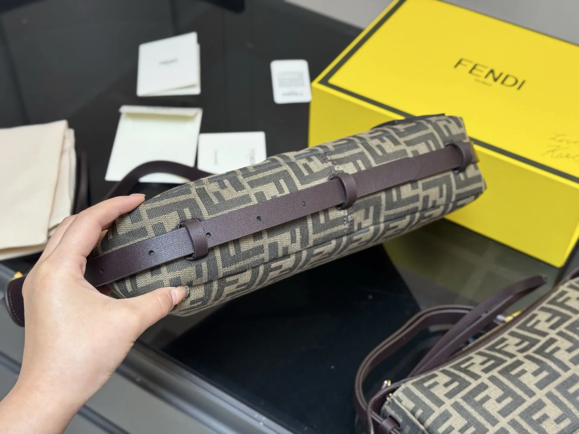 ¥185 无盒 ¥175 配盒 Fendi芬迪hobo ✅原单高品 优雅高级 百看不腻 偏爱它的时尚和洒脱 尺寸:33.19cm 22.12cm