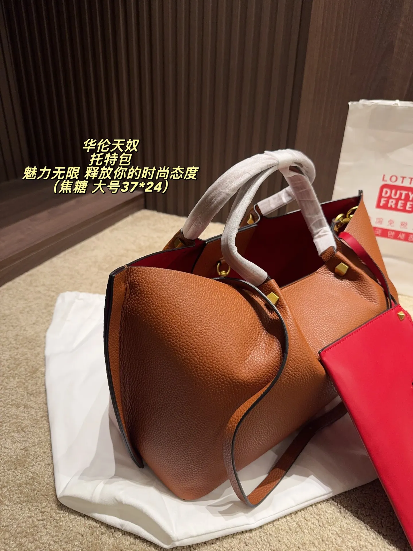 大号p190 无盒⚠️尺寸37*24 小号P185 无盒⚠️尺寸25*17 华伦天奴 Valentino托特包 魅力无限 释放你的时尚态度 外形独特，有很多可爱的颜色可选，简直是不可错过的时尚单品 不同于帆布包的柔软，背在身上主打一个肆意洒脱的感觉，超有质感，时尚达人超爱