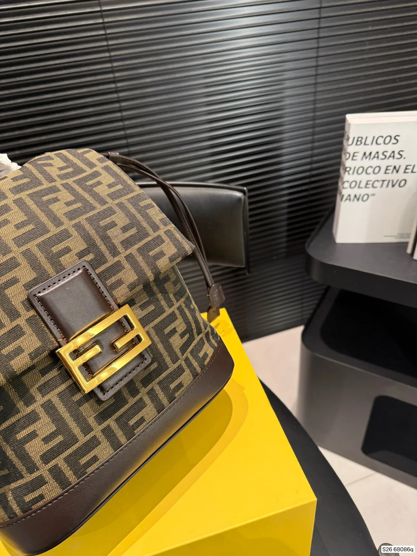 P180 配折叠盒 FENDI｜复古感双肩包😍 看图的时候已经被疯狂种草的双肩包🎒 实物果然不负众望啊 超大容量包身 日常出门或旅游都超实用 重点是！！！ 大个子、小个子背都超好看🤩 爱了爱了😍 尺寸23 25 货号68086