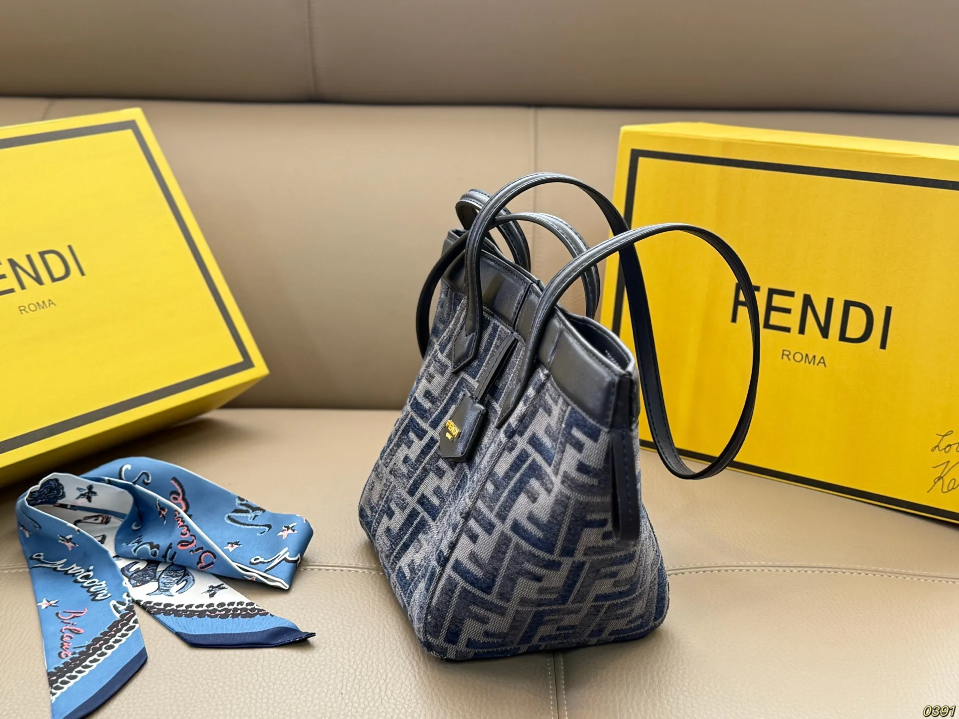 &yen;180折叠盒 芬迪FENDI Origami托特包 灵感源自于折纸艺术，可随意变化包型，8个隐藏式吸磁扣保证的物品的安全性，也更加美观。 打开是一个tote 的样式，折起来是个水桶包，这也更加体现品牌的二元性，创意与实用美相结合。 尺寸：15 20