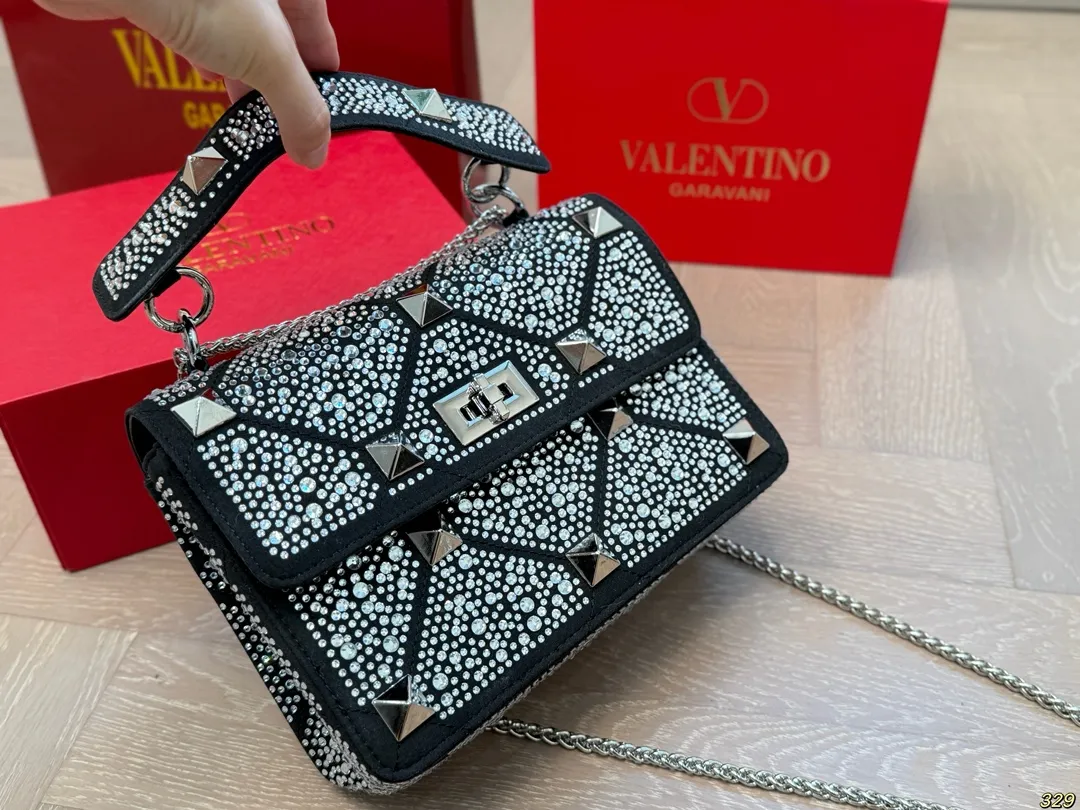 &yen;210折叠盒 华伦天奴Valentino星钻版手提包 简约的包身廓形解锁时尚魅力 可盐可甜 让你成为整条街最靓的女孩 很百搭哦 yyds 尺寸：24 16