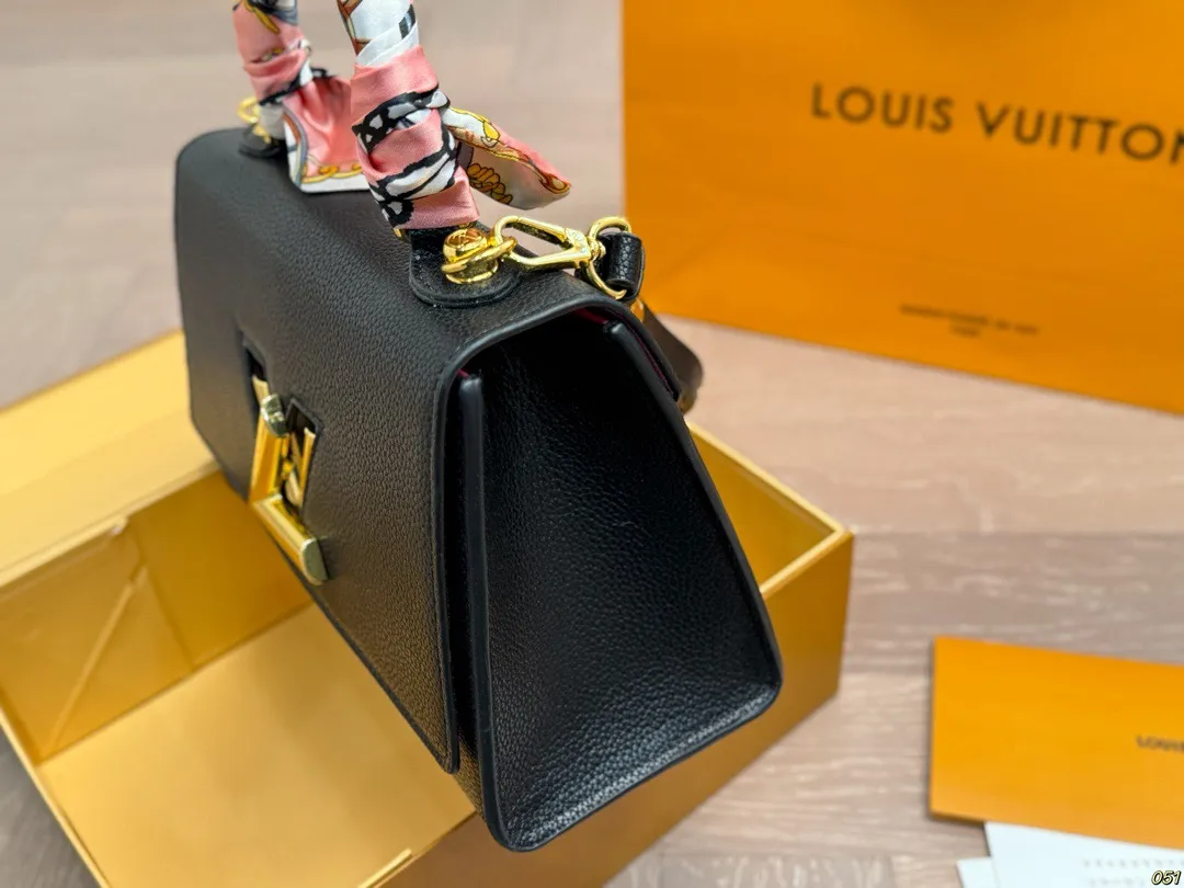 ¥150折叠盒 LV翻盖斜挎包Twist 气场强大又百搭大气的包包 抓住夏日阳光☀️ 时髦又有活力感~ 尺寸25 16
