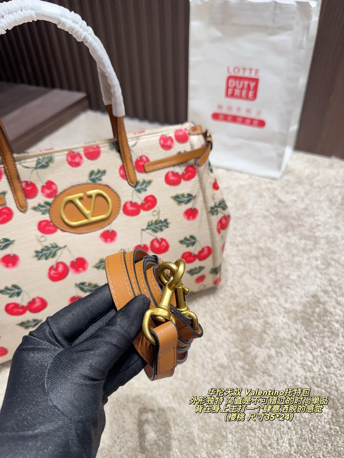 樱桃 p240 无盒⚠️尺寸35*24 p210 无盒⚠️尺寸35*24 华伦天奴 Valentino托特包 魅力无限 释放你的时尚态度 外形独特，有很多可爱的颜色可选，简直是不可错过的时尚单品 不同于帆布包的柔软，背在身上主打一个肆意洒脱的感觉，超有质感，时尚达人超爱