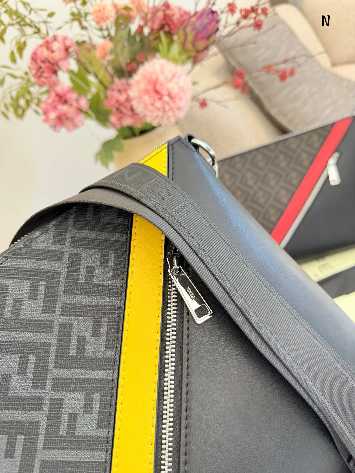 p160 Fendi老花FF 拼皮斜挎邮差包 🔥肩带可以拆 Fendi老花FF 拼皮斜挎邮差包 🔥肩带可以拆卸 做手包 尺寸35 25 内有隔层 轻便实用 男女同款 上身时尚 炫酷 🔥全新 肩带 卡 尘袋 齐全30cm