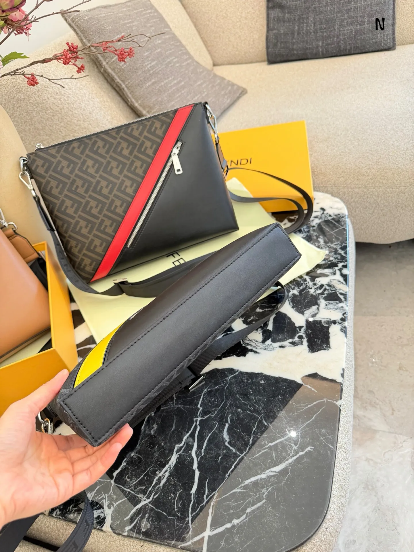 p160 Fendi老花FF 拼皮斜挎邮差包 🔥肩带可以拆 Fendi老花FF 拼皮斜挎邮差包 🔥肩带可以拆卸 做手包 尺寸35 25 内有隔层 轻便实用 男女同款 上身时尚 炫酷 🔥全新 肩带 卡 尘袋 齐全30cm