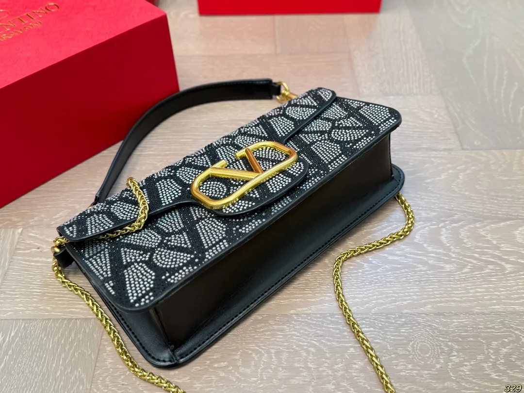 ¥165/¥160折叠盒 华伦天奴Valentino星钻版手提包 金属质感 大大logo 简约的包身廓形解锁时尚魅力 可盐可甜 让你成为整条街最靓的女孩 很百搭哦 yyds 尺寸:28 13/20 11