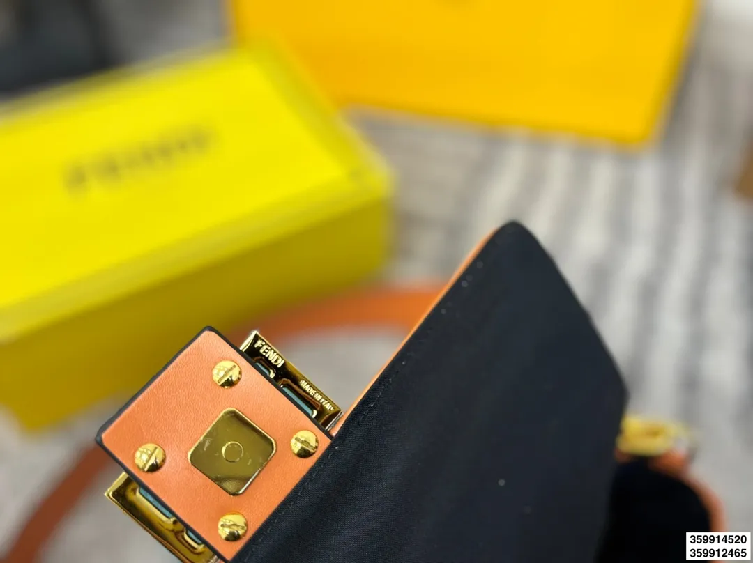 p170 p165配折叠盒 size：27.17/20.13 Fendi芬迪法棍包 （Baguette) 单肩、斜跨都不是问题， 有种慵慵懒懒的街头！！