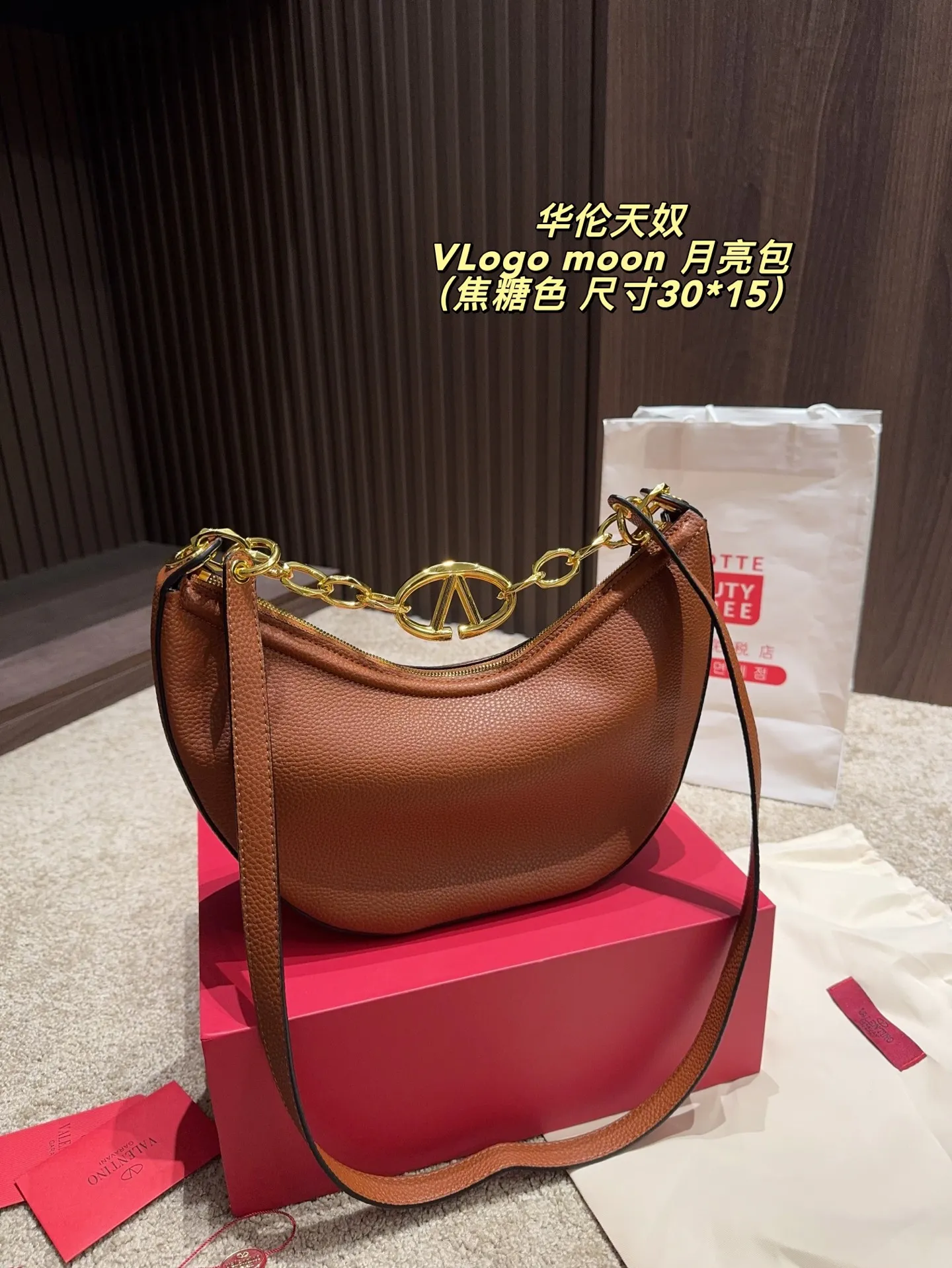 p185配盒⚠️尺寸30.15 华伦天奴 VLogo moon月亮包 用包包点亮沉闷的秋冬 Valentino的VLogo Moon手袋 就像月亮一样有着可爱又柔美的弯曲线条 VLogo金色链饰,复古精致 可拆卸肩带解锁多种穿搭方式 可以是休闲酷女孩 也可以是气质大女人 一包多搭,随心而定