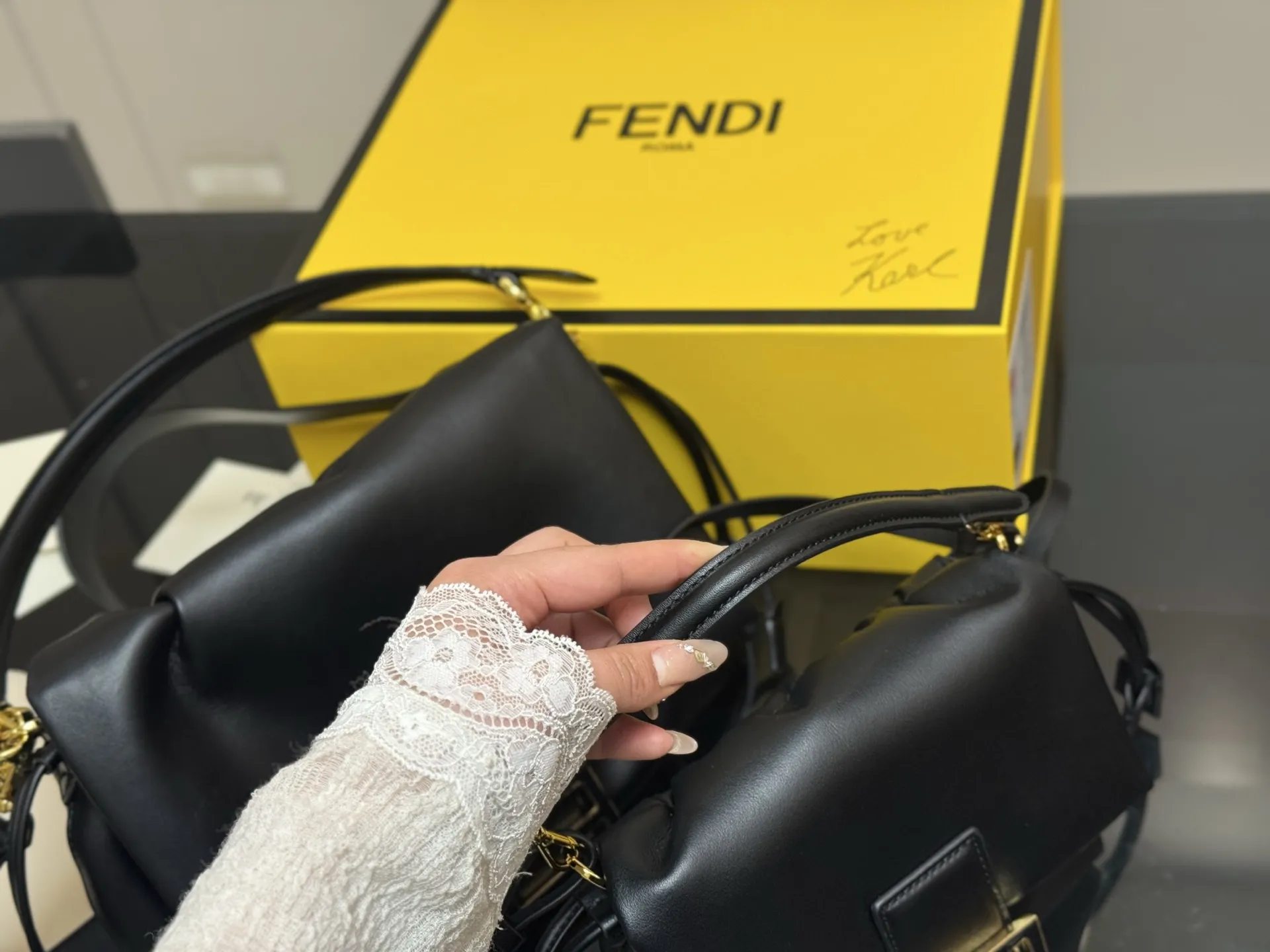 ¥190 ¥205 芬迪大胖是我今年要收入囊中的一款中古包 fendi老花百看不厌 金扣搭配 宝藏一-般的存在17cm 26cm配盒子