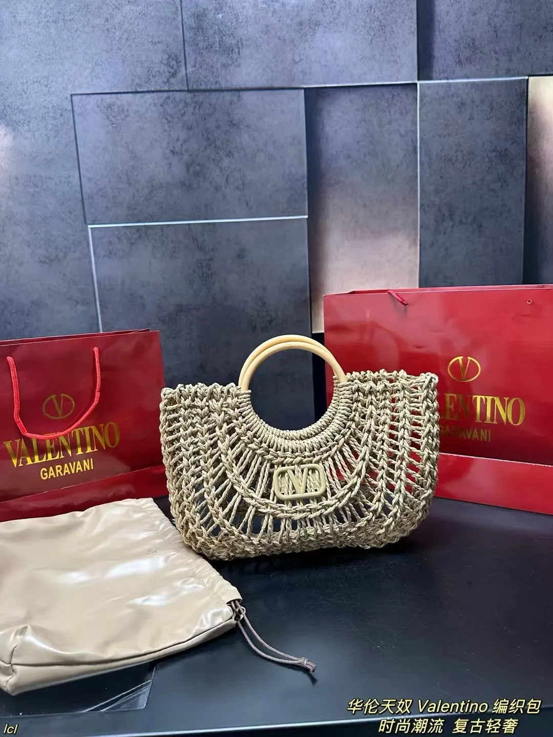 P135配盒 华伦天奴 Valentino 编织包 Valentino华伦天奴Loco绝美仙女必备也太好看了叭手提单肩包解锁时尚魅力 可盐可甜整条街最靓的女孩 时尚减龄又轻便,大大的华伦天奴logo,时尚大气,喜欢的集美们抓紧入手吧! 尺寸:32*24cm