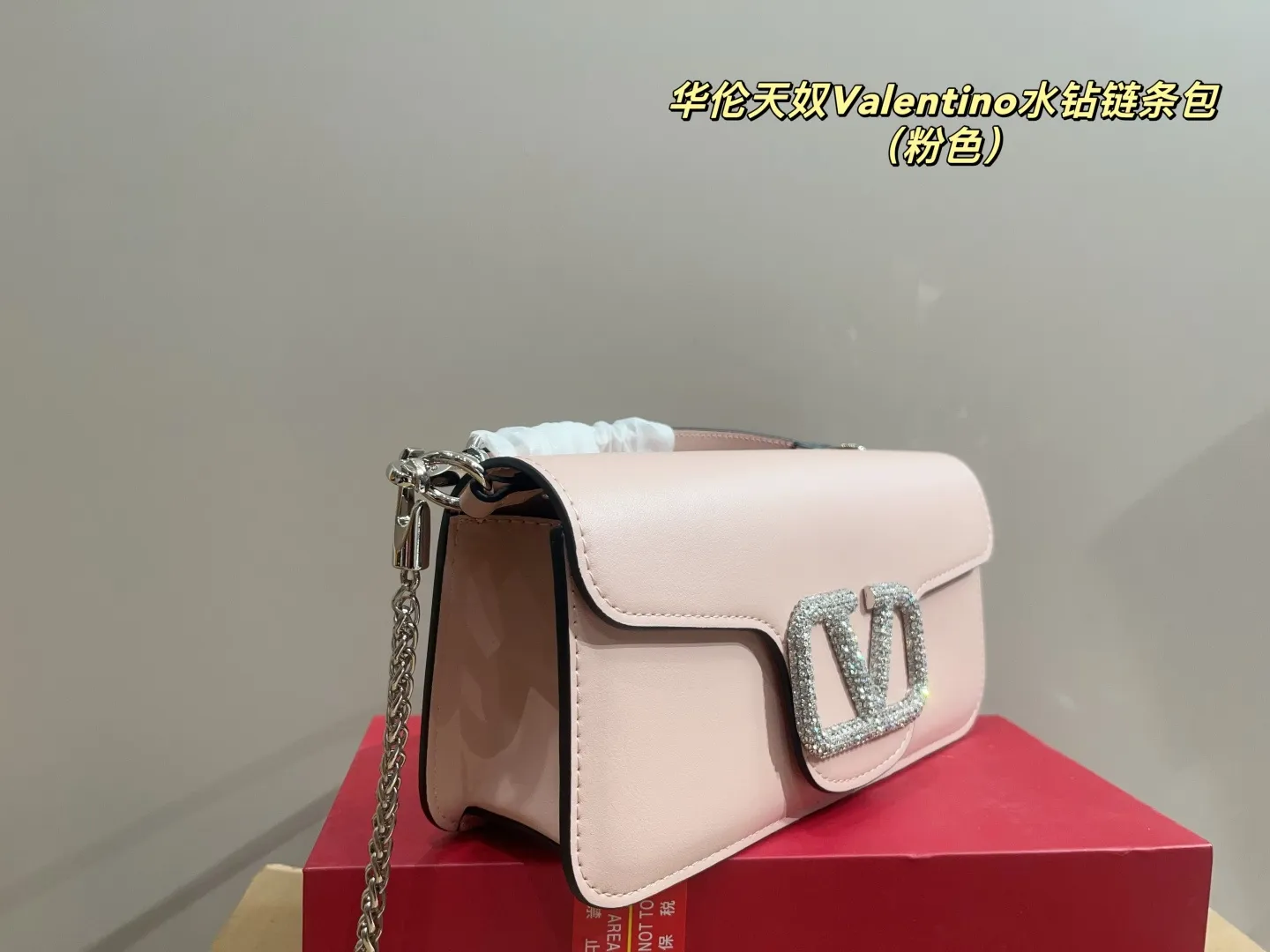 p160配折叠盒⚠️尺寸27.11 华伦天奴Valentino水钻链条包 细腻彷佛云朵般的蓬软包身，让轻抚过皮质的瞬间感到疗愈,将温柔与利落而硬派的铆钉元素相互融合，呈现出既娇柔又实属个性派的抢眼印象 柔美包身手提肩背各带有不同韵味