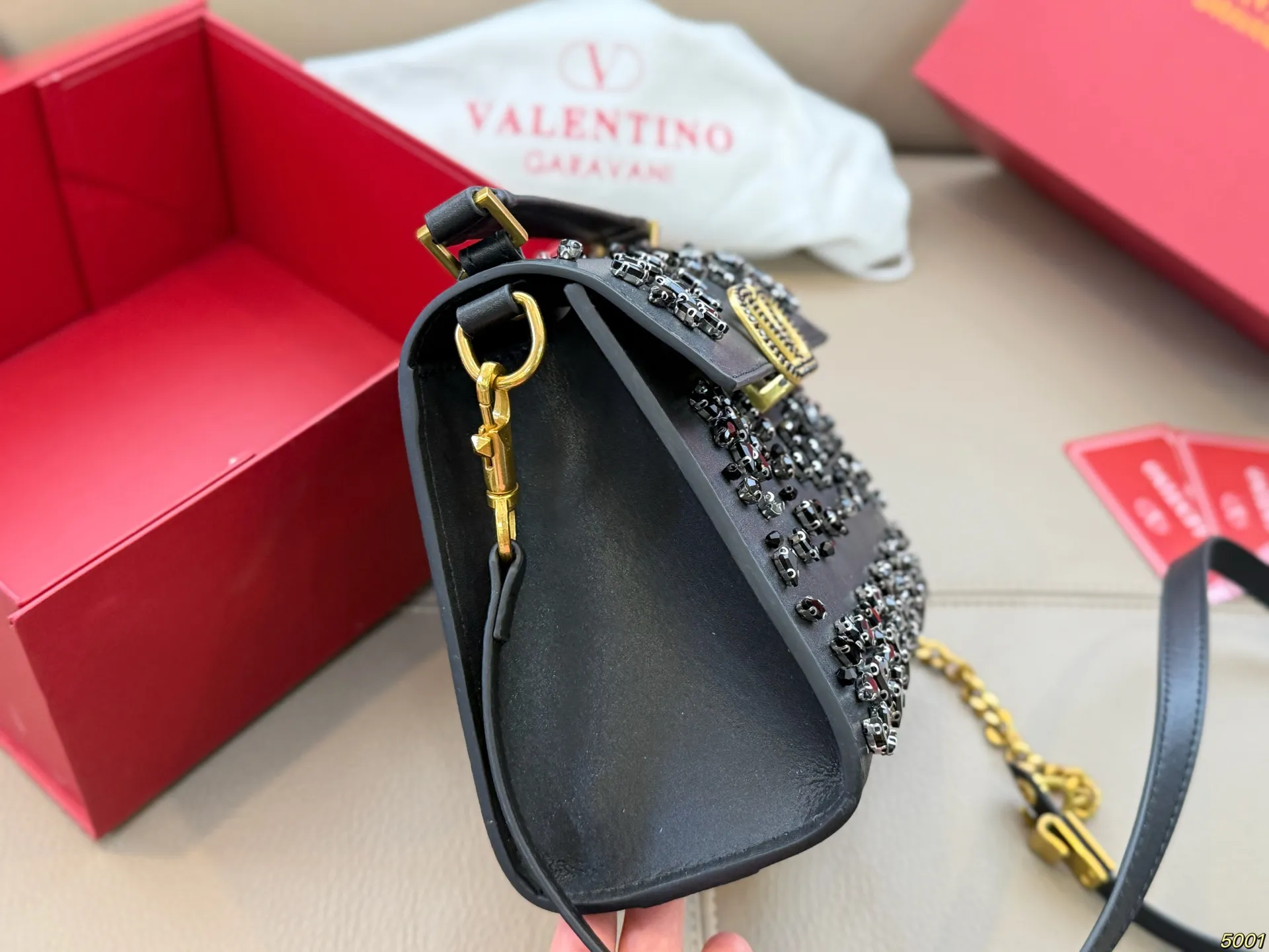 &yen;230折叠盒 华伦天奴Valentino星钻版手提包 简约的包身廓形解锁时尚魅力 可盐可甜 让你成为整条街最靓的女孩 很百搭哦 yyds 尺寸：18 14