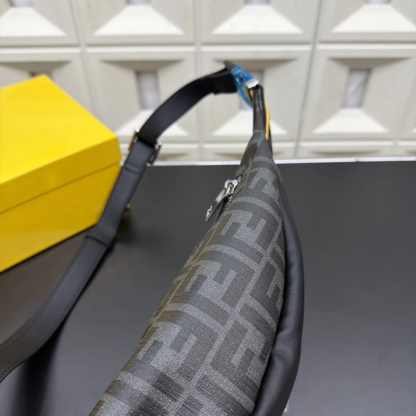 P105 Fendi 芬迪 印花腰包 斜挎胸包 经典百搭 实物拍摄 配送防尘袋 礼盒 30 x 17 cm。