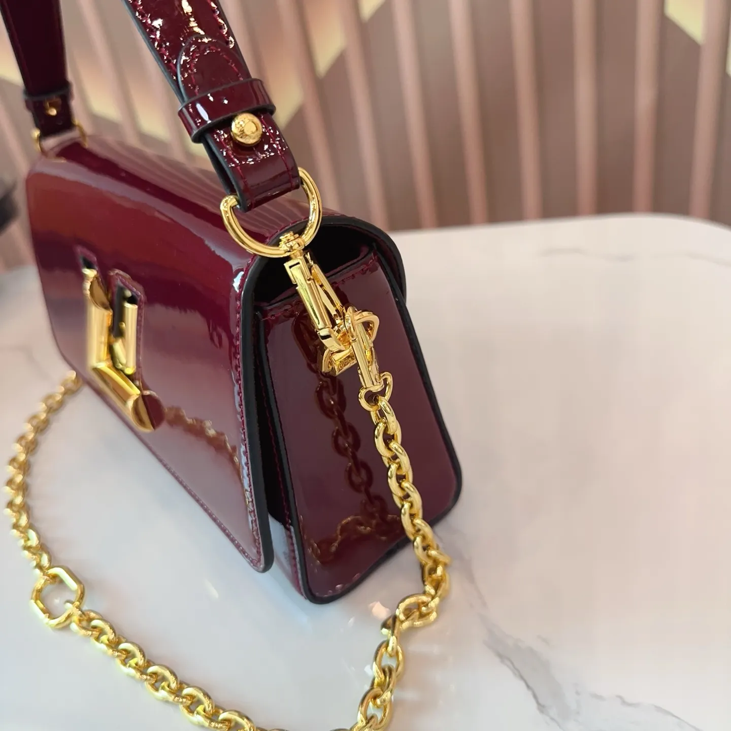 p145 全套包装 LV Twist链条包 复古优雅 永远的经典 正式休闲皆可 日常通勤无压力 尺寸 23&times;12 bd