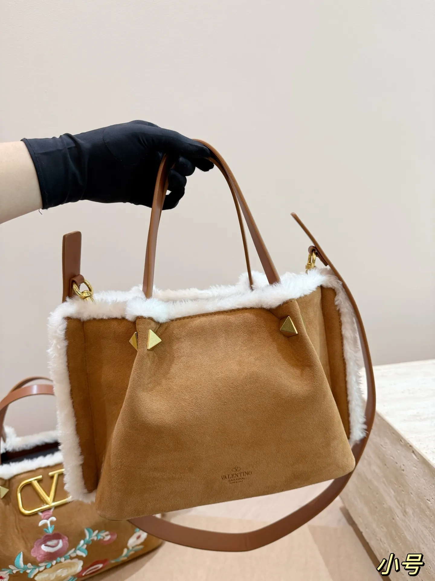 大号P240 无盒⚠️尺寸37*24 小号P235 无盒⚠️尺寸25*19 华伦天奴 Valentino麂皮羊羔毛托特包 魅力无限 释放你的时尚态度 外形独特,有很多可爱的颜色可选,简直是不可错过的时尚单品 不同于帆布包的柔软,背在身上主打一个肆意洒脱的感觉,超有质感,时尚达人超爱