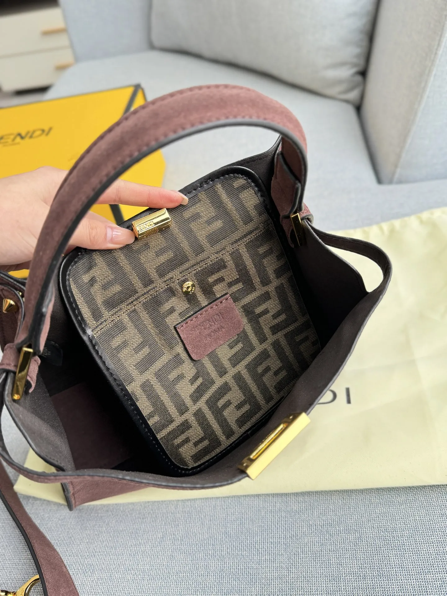 💰205 折叠盒 size：30&times;24 FENDI芬迪 麂皮 小猫包 单肩包 手提包 金属锁扣超有质感✨手提斜挎都OK，通勤休闲都能用！包身&ldquo;FENDI ROMA&rdquo;字样超有辨识度，内部空间合理，日常物品轻松收纳。 Peekaboo系列自2009年推出，优雅又实用，是FENDI标志性单品，时髦精们必入！