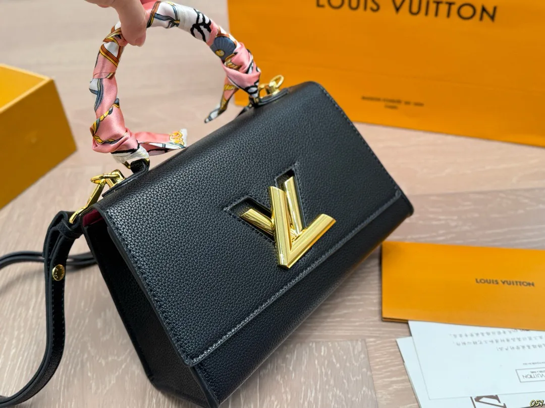 ¥150折叠盒 LV翻盖斜挎包Twist 气场强大又百搭大气的包包 抓住夏日阳光☀️ 时髦又有活力感~ 尺寸25 16