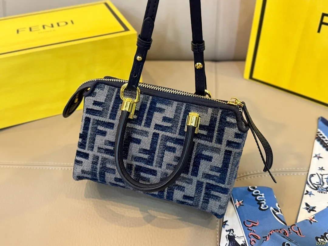 ¥145折叠盒 芬迪枕头包Mini By The Way系列 fendi小身材大容量 小小只巨可爱 可手提可斜挎 上身可甜可盐! 尺寸17 12