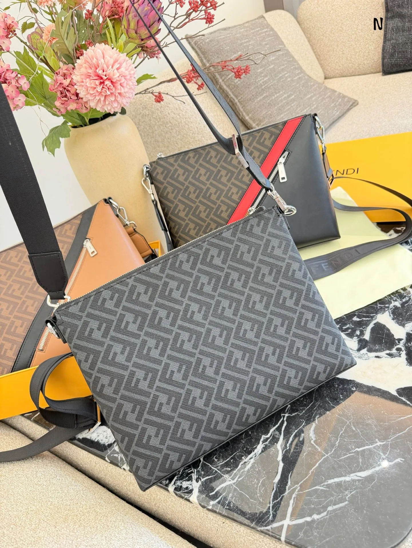 p160 Fendi老花FF 拼皮斜挎邮差包 🔥肩带可以拆 Fendi老花FF 拼皮斜挎邮差包 🔥肩带可以拆卸 做手包 尺寸35 25 内有隔层 轻便实用 男女同款 上身时尚 炫酷 🔥全新 肩带 卡 尘袋 齐全30cm