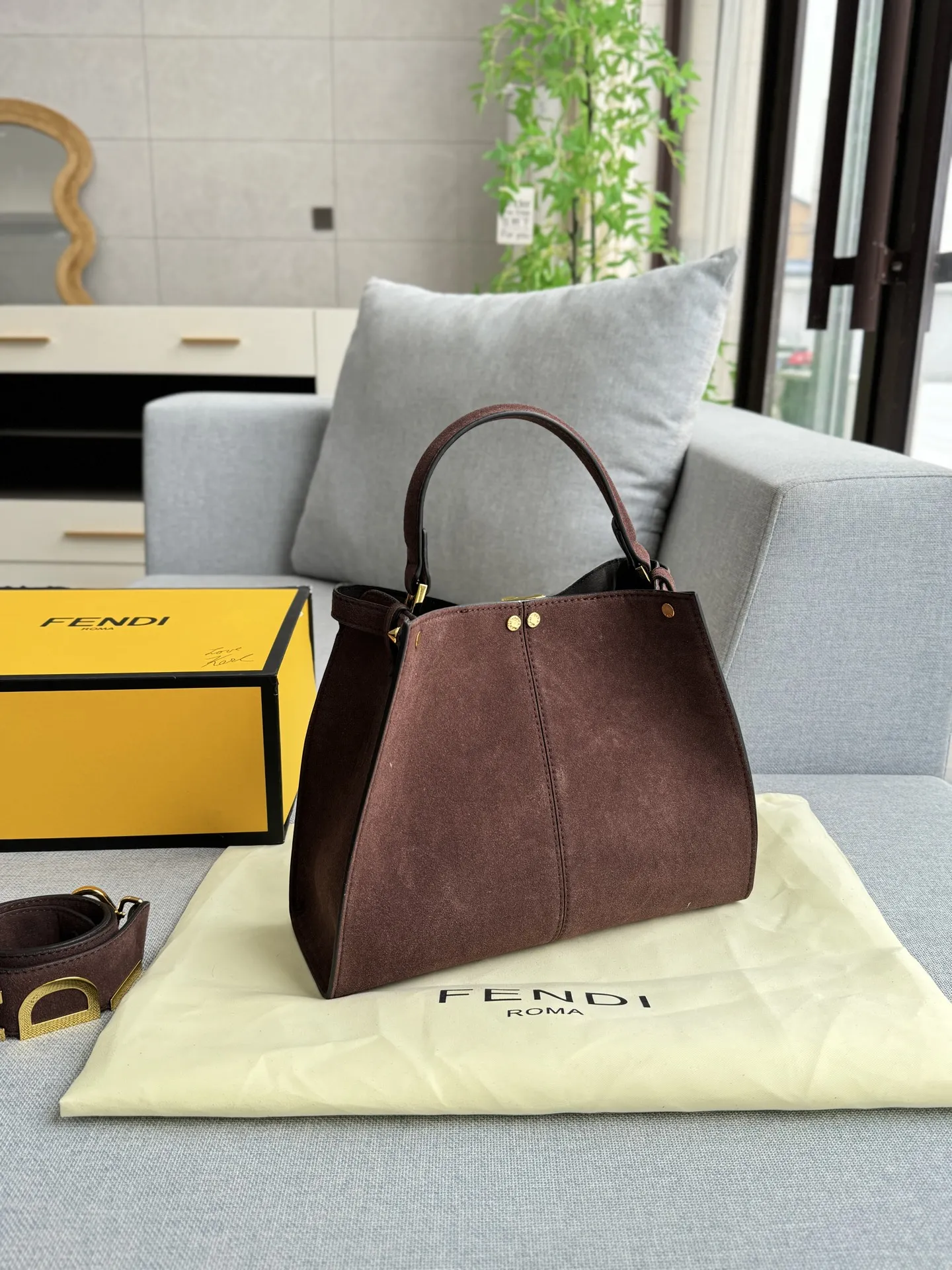 💰205 折叠盒 size：30&times;24 FENDI芬迪 麂皮 小猫包 单肩包 手提包 金属锁扣超有质感✨手提斜挎都OK，通勤休闲都能用！包身&ldquo;FENDI ROMA&rdquo;字样超有辨识度，内部空间合理，日常物品轻松收纳。 Peekaboo系列自2009年推出，优雅又实用，是FENDI标志性单品，时髦精们必入！