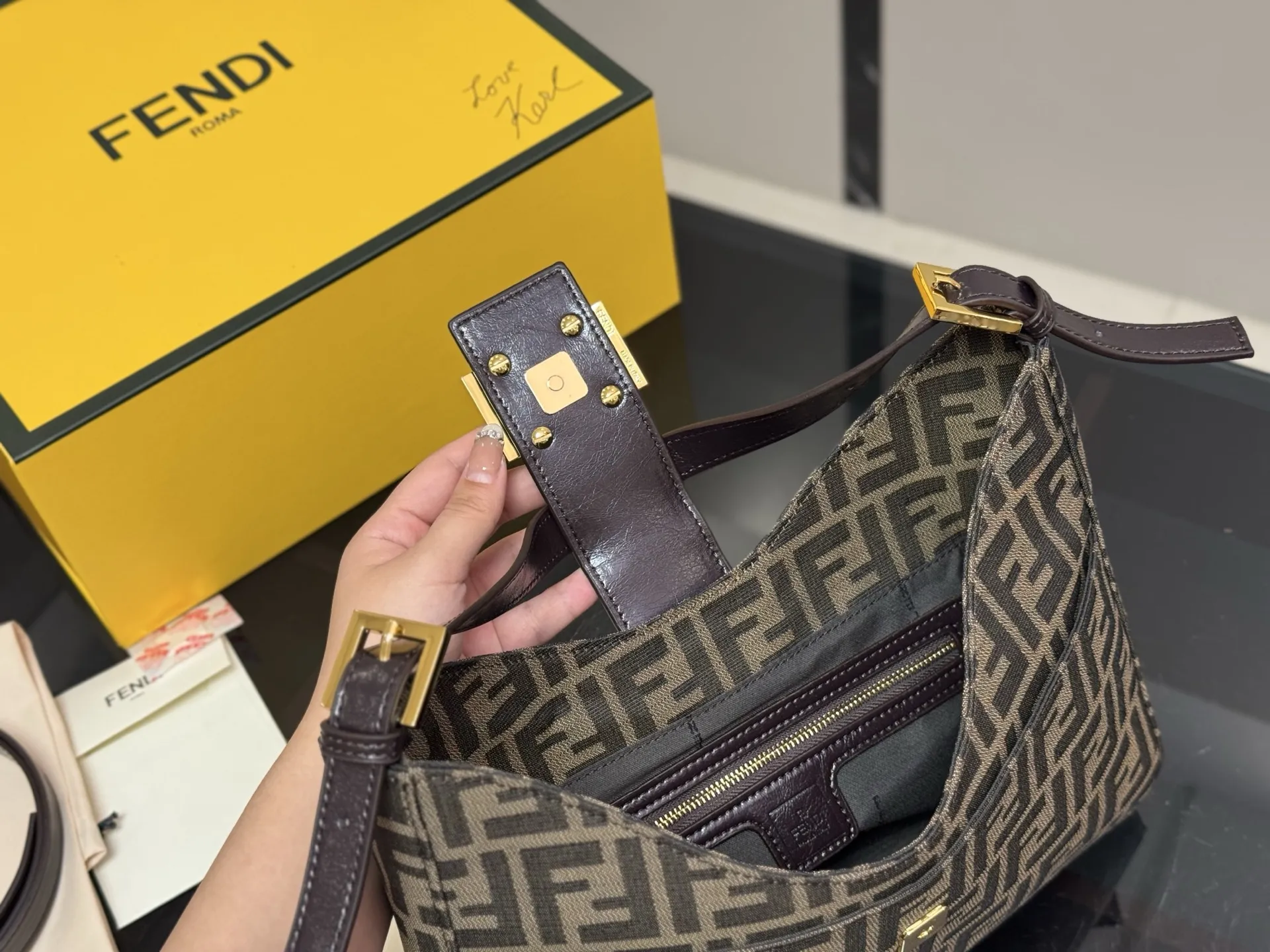 &yen;170 配折叠盒 Fendi zucca 老花牛角包 芬迪牛角包真的好看又好背 万年经典 硬版布面 包身挺括 size :30.24cm