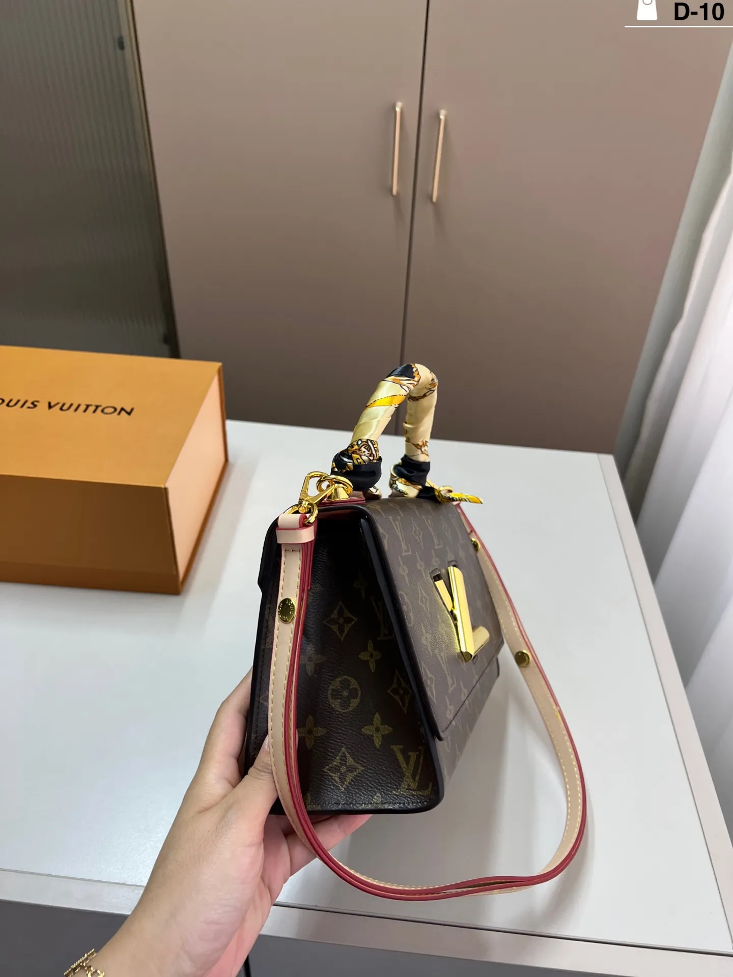 💰p150 lvTwist新款 旋转扣 气场强大实用又百搭 可以说是品牌中的经典 神仙颜值！ 实物真的高级有质感 D-10尺寸25&times;14折叠盒