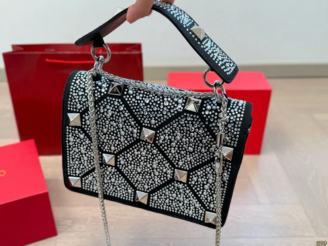 &yen;210折叠盒 华伦天奴Valentino星钻版手提包 简约的包身廓形解锁时尚魅力 可盐可甜 让你成为整条街最靓的女孩 很百搭哦 yyds 尺寸：24 16