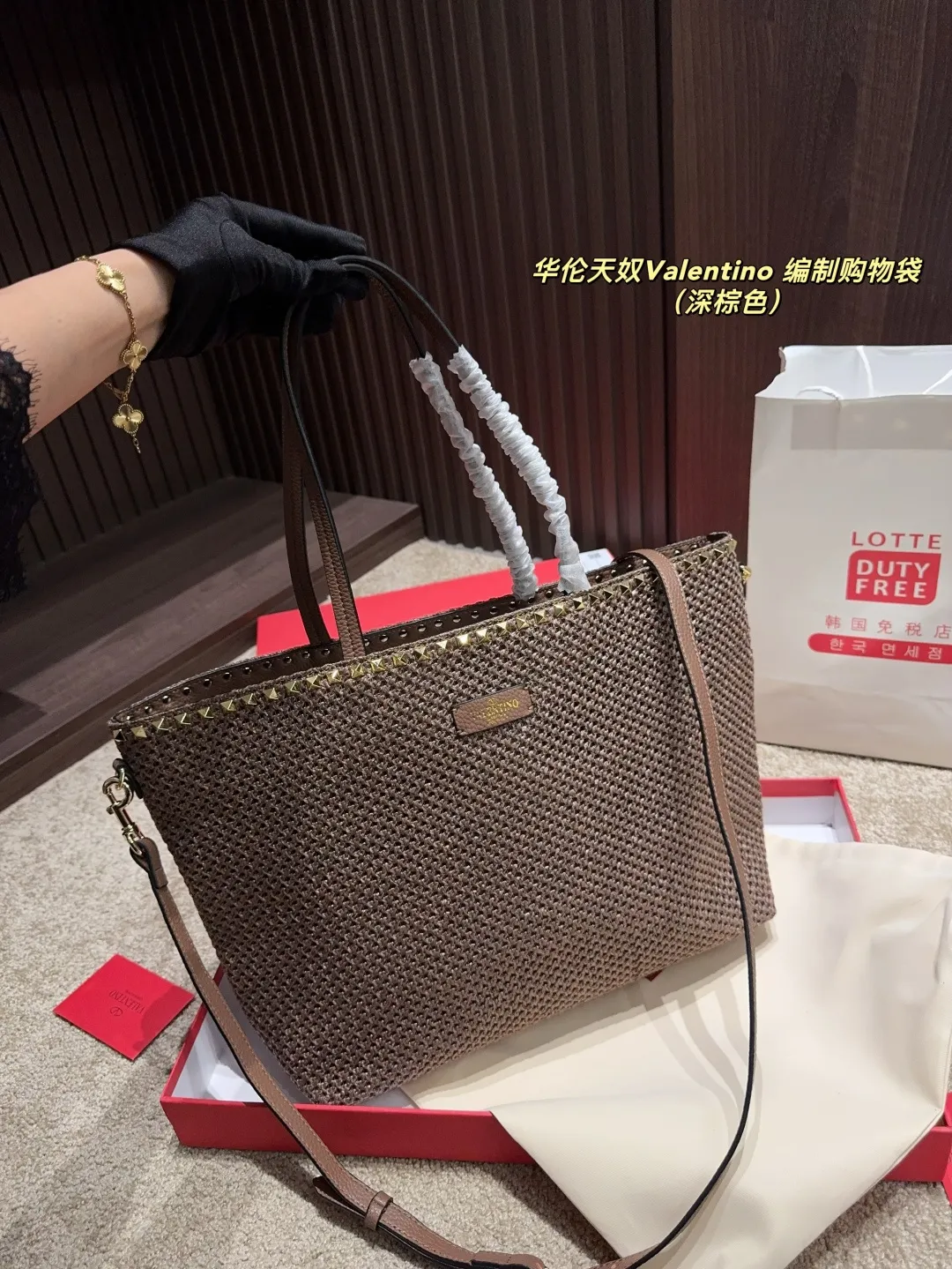 p170配盒⚠️尺寸45.28 华伦天奴Valentino 编制购物袋 俏皮超个性谁背谁好看 掩饰不住的洋气 精致走线 拼色很有特点 巨百搭可随心日常搭配 休闲俏皮同时又带着一点o名媛范 必将成为新年春夏的超级爆款 ♥️