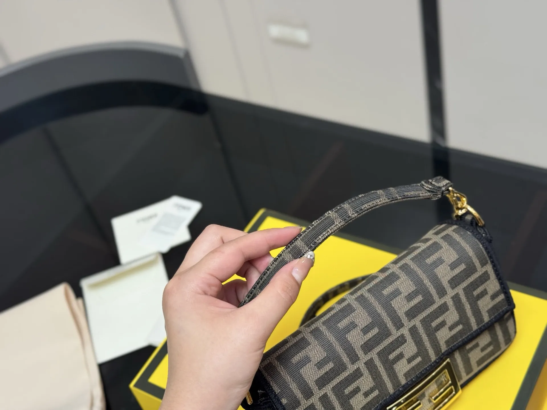 ¥160 配折叠盒 size:20*12cm Fendi芬迪法棍包 (Baguette) 单肩、斜跨都不是问题, 有种慵慵懒懒的街头!!