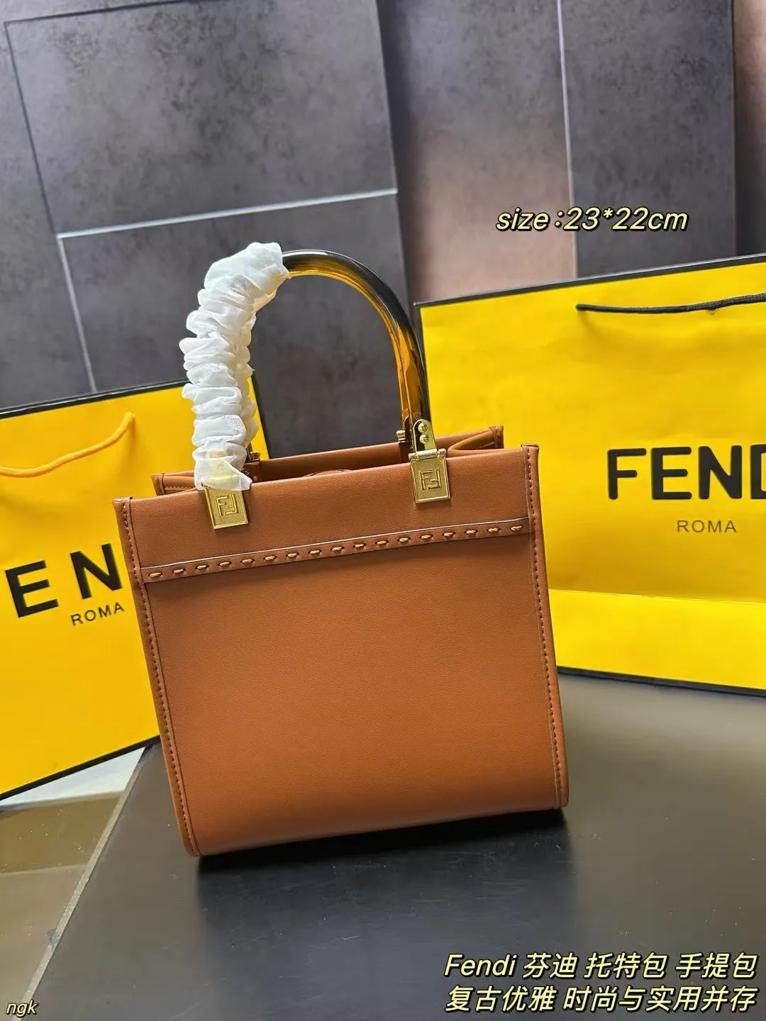 P160 配盒 Fendi 芬迪 托特包 手提包 好看又酷炫的芬迪包包,FENDI 托特包“阳光手提袋”高级感十足,小小的冲击感中又带有精致与质感,复古风,外观够简约,随便搭配一身,出门立马是焦点。实用与时尚并存,不管是出行游玩或是通勤工作都很适合,衣服牛仔或是简约衬衫以及休闲装都不在话下。 尺寸:23*22CM