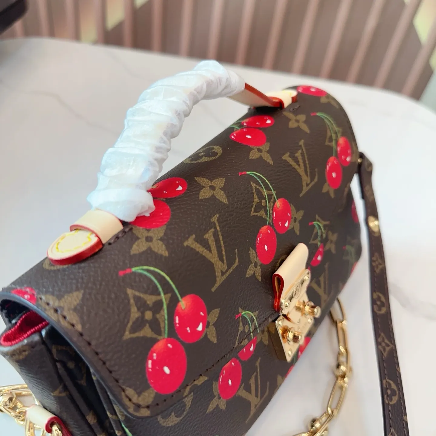 P150 折叠盒🎁 size：21*13cm LV 小邮差包 Pochette EW 村上隆联名樱桃 太爱了村上隆联名小樱桃系列最近老了～～连欧阳娜娜都在背 这款樱桃邮差包很适合夏天搭配白色包身上面樱桃点缀&reg;色俏皮又可爱 容量嘎嘎能装！bz