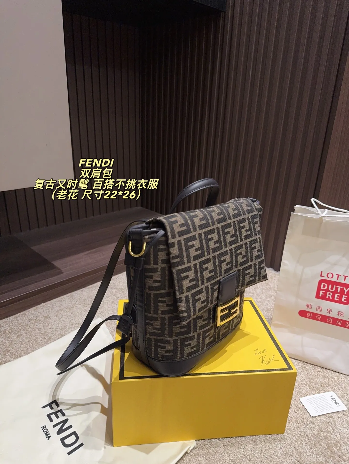 老花P195配折叠盒⚠️尺寸22*26 渐变蓝 灰牛仔P205配折叠盒⚠️尺寸22*26 Fendi 芬迪 双肩包 FF标志帆布+棕色皮革饰边,复古又时髦。抽绳翻盖+金属扣,安全又有辨识度。容量适中,通勤or短途旅行都OK!肩带可调节,背负舒适,百搭不挑衣服,休闲or正式都能轻松驾驭