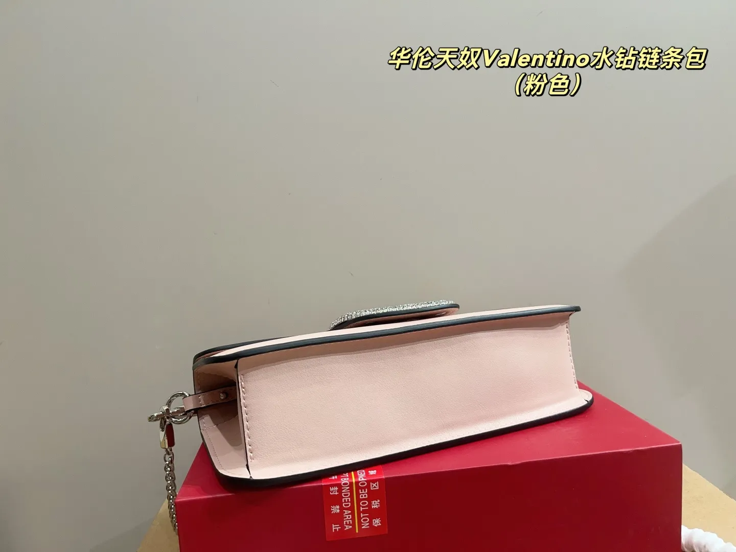 p160配折叠盒⚠️尺寸27.11 华伦天奴Valentino水钻链条包 细腻彷佛云朵般的蓬软包身,让轻抚过皮质的瞬间感到疗愈,将温柔与利落而硬派的铆钉元素相互融合,呈现出既娇柔又实属个性派的抢眼印象 柔美包身手提肩背各带有不同韵味