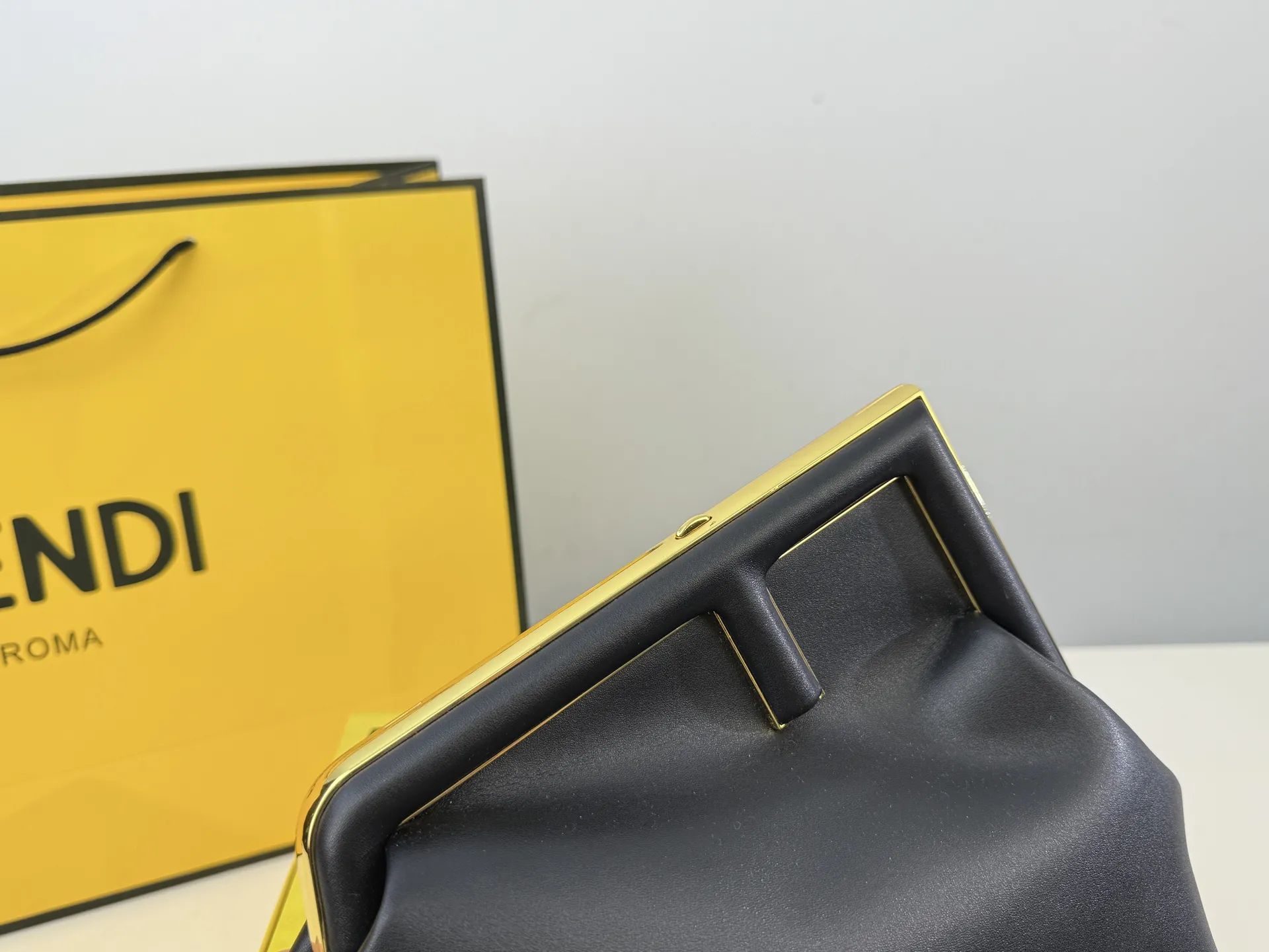（折叠盒⚠️）p170 First 芬迪的包包越来越好看了，特别是这款，爱不释手！设计颠覆了以往的包包，新款Fendi First的轮廓融入了Fendi首字母F的造型，很特别，简直处处精彩，通勤，晚宴什么都能搭，优雅中带着一丝酷飒，太喜欢！尺寸：22.18
