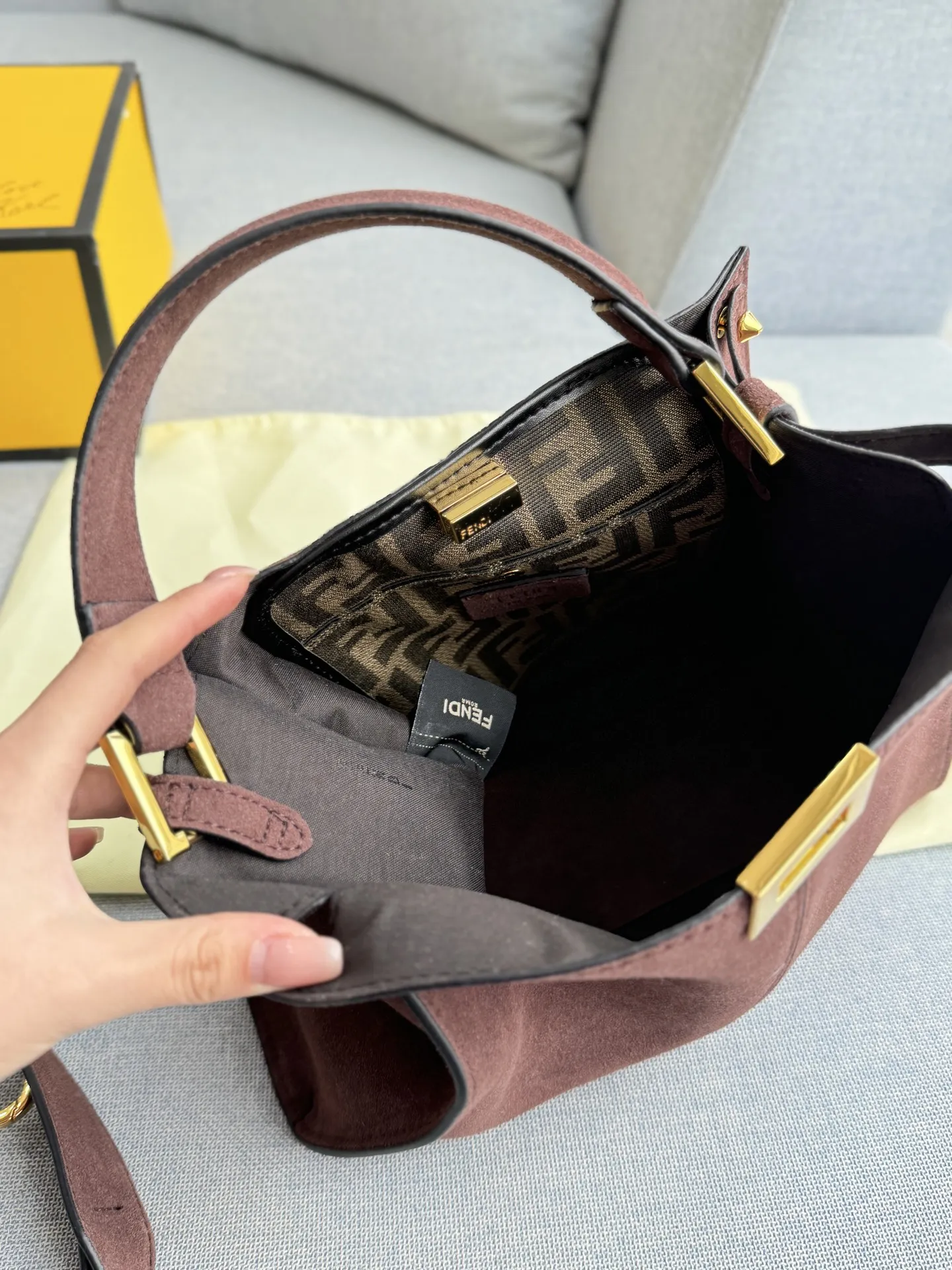 💰205 折叠盒 size:30×24 FENDI芬迪 麂皮 小猫包 单肩包 手提包 金属锁扣超有质感✨手提斜挎都OK,通勤休闲都能用!包身“FENDI ROMA”字样超有辨识度,内部空间合理,日常物品轻松收纳。 Peekaboo系列自2009年推出,优雅又实用,是FENDI标志性单品,时髦精们必入!