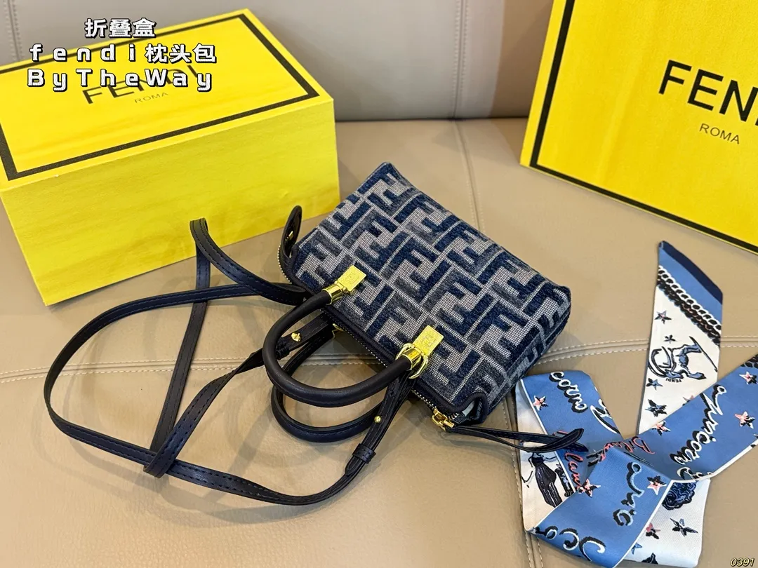 &yen;145折叠盒 芬迪枕头包Mini By The Way系列 fendi小身材大容量 小小只巨可爱 可手提可斜挎 上身可甜可盐！ 尺寸17 12